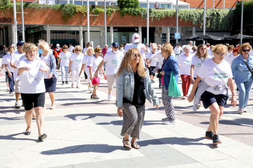 Baile de Mayores. Participantes en la Plaza del Ayuntamiento -2022