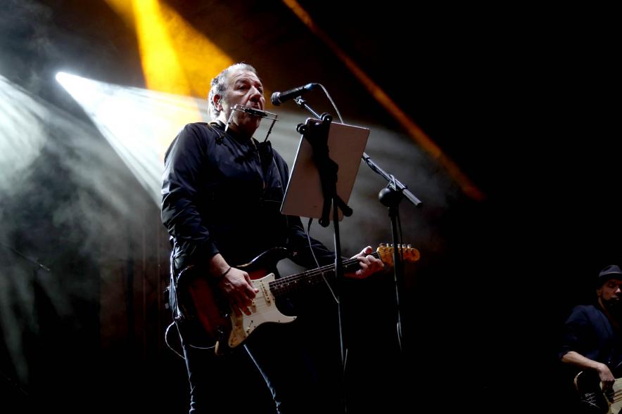 Cantante de la banda en un momento de la actuación 