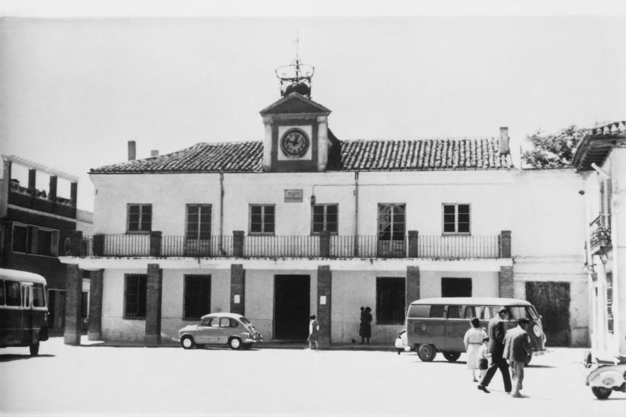 foto muy antiqua y en blanco y negro en la que se ve el antiguo ayuntamiento de Alcobendas