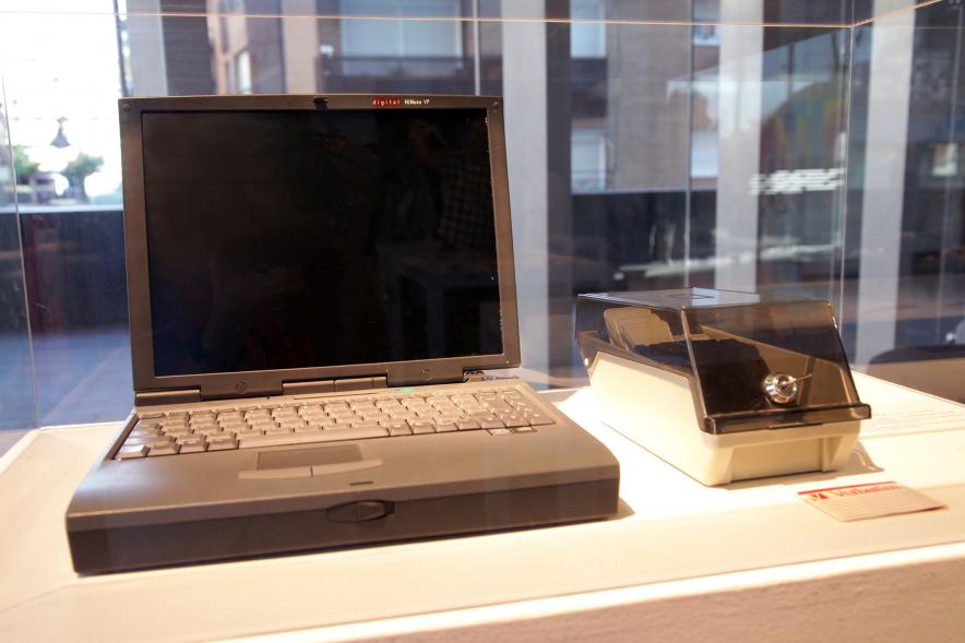 Antiguo modelo de ordenador portatil con disquetera de 5'15 y porta disquetes