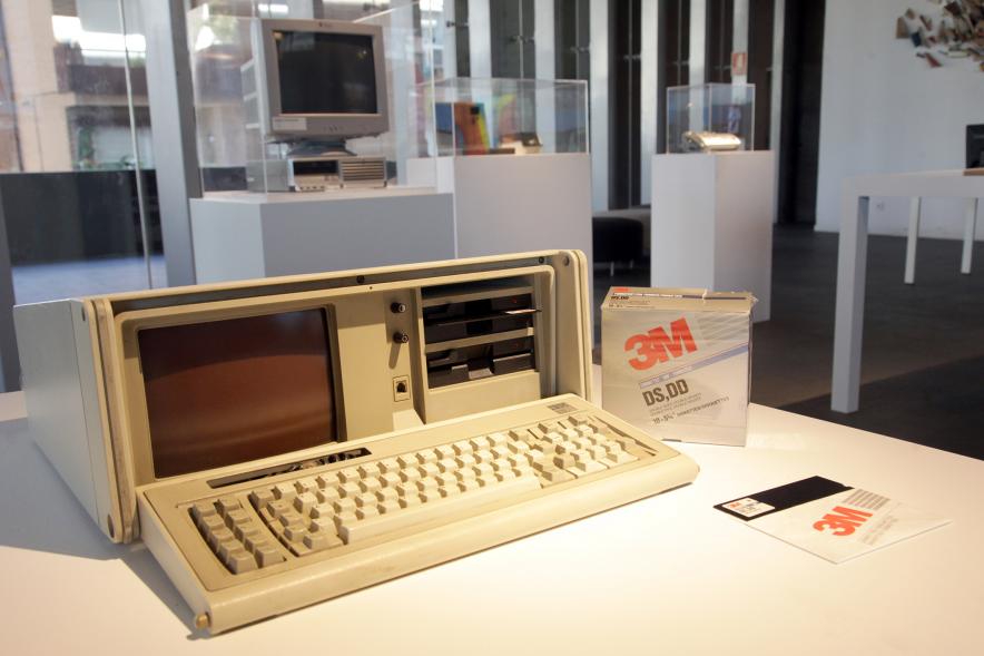Primeros modelos de ordenador portátil el IBM PC Portable 5155 modelo 68
