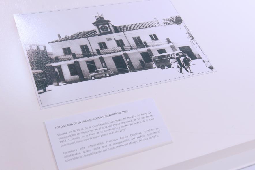 Detalle de la exposición donde se ve una ampliación de la foto del ayuntamiento antiguo